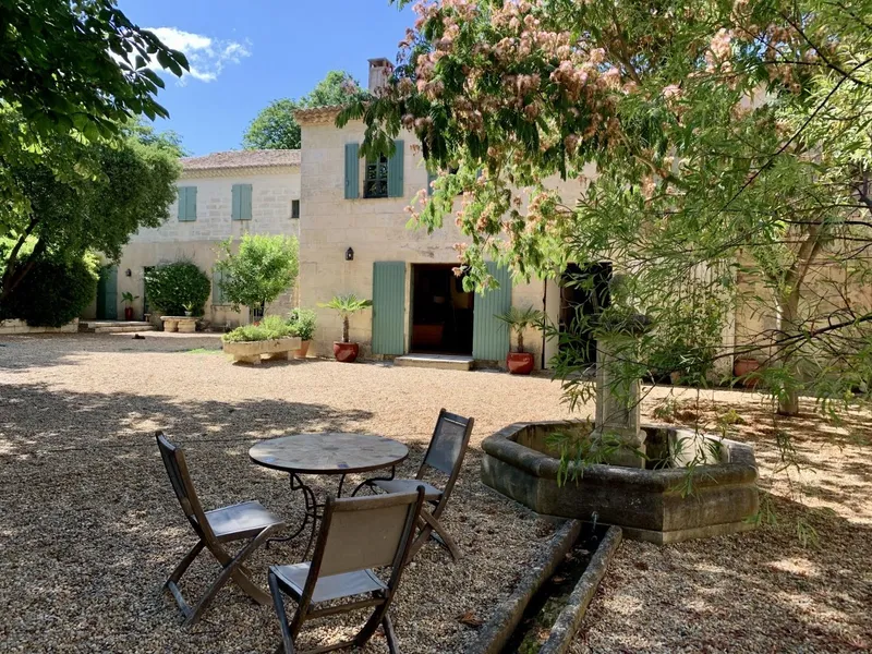 Mas des Oliviers - cour fleurie